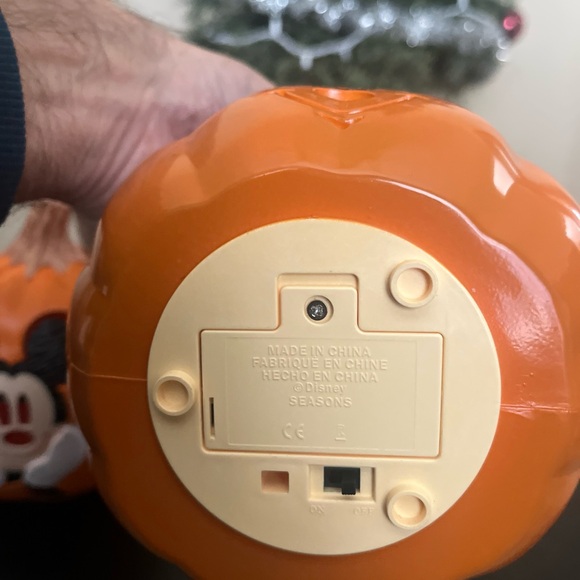 Disney Mickey and Minnie Pumpkin Decor - Picture 5 of 7